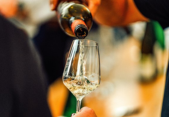 Wein genießen am Weinstand
