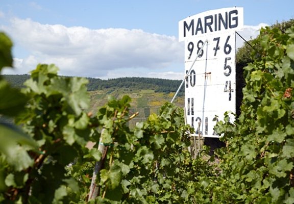 Sonnenuhr im Weinort Maring-Noviand