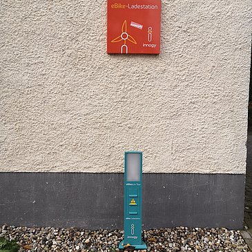 Ladestation Burgen mit Schild