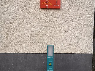 Ladestation Burgen mit Schild