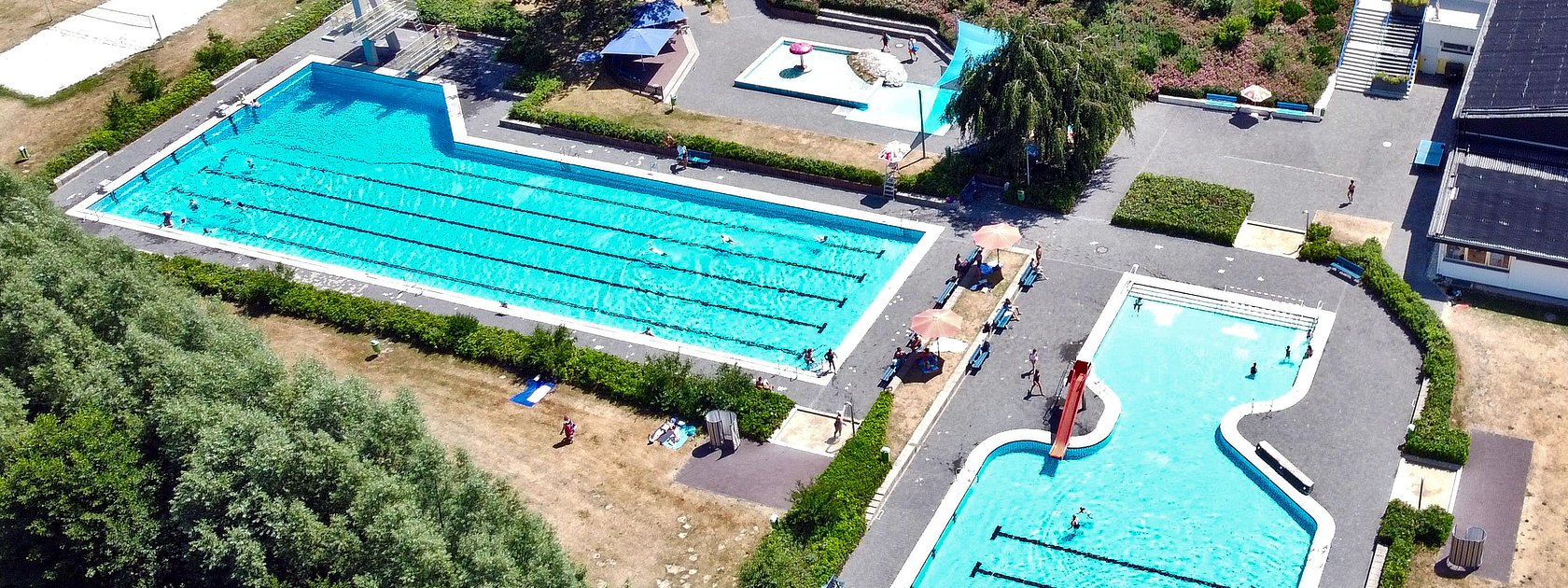 Das Bild zeigt das Freibad in Morbach mit zwei Becken.