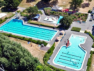 Das Bild zeigt das Freibad in Morbach mit zwei Becken.