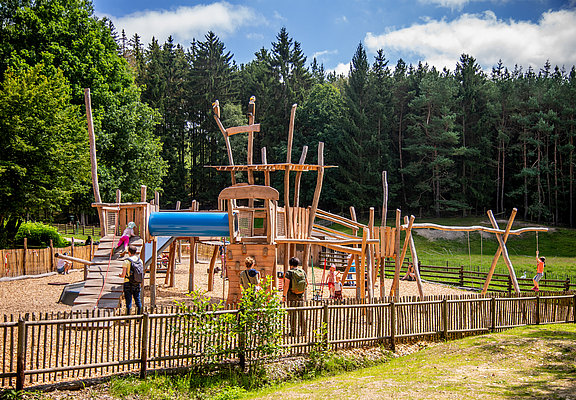 Das Bild zeigt einen großen Spielplatz.