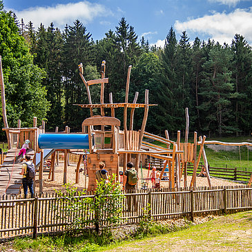 Das Bild zeigt einen großen Spielplatz.