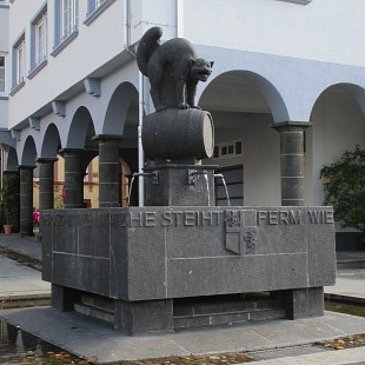 Mosel - Sehenswürdigkeiten - Zeller Schwarze Katz Brunnen - Stadt Zell - Querformat - ZellerLand