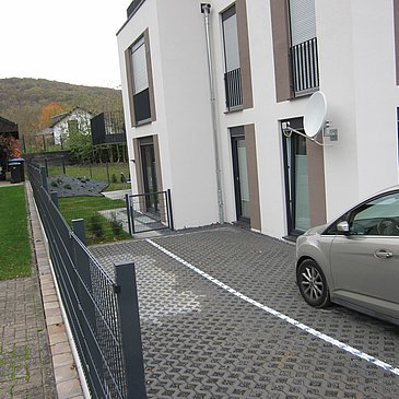 PKW-Einstellplatz rechts